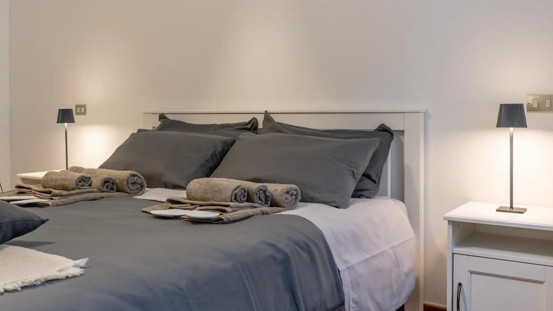 베로나 -Near Arena & Parking - Pet Friendly Historical Arena Palace 아파트