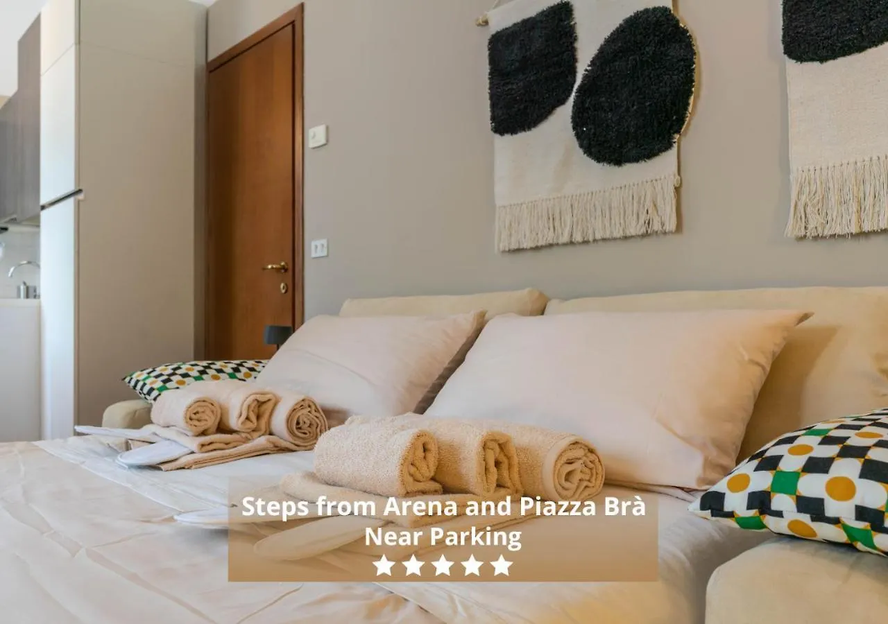 베로나 -Near Arena & Parking - Pet Friendly Historical Arena Palace 아파트